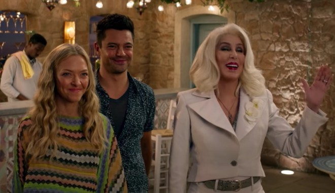 Amanda Seyfried, Dominic Cooper e Cher em cena do filme Mamma Mia! Lá vamos nós de novo