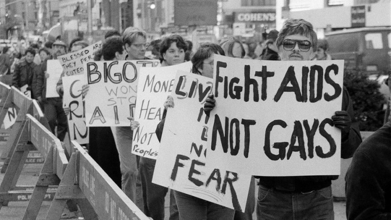 Manifestação contra a decisão de banir professores e alunos com AIDS, em 1985