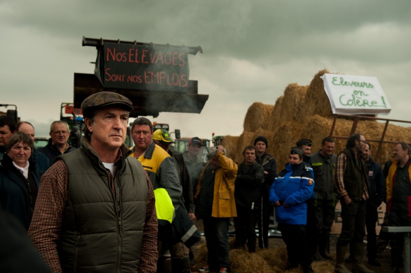 O prefeito (François Cluzet) na manifestação dos agropecuários