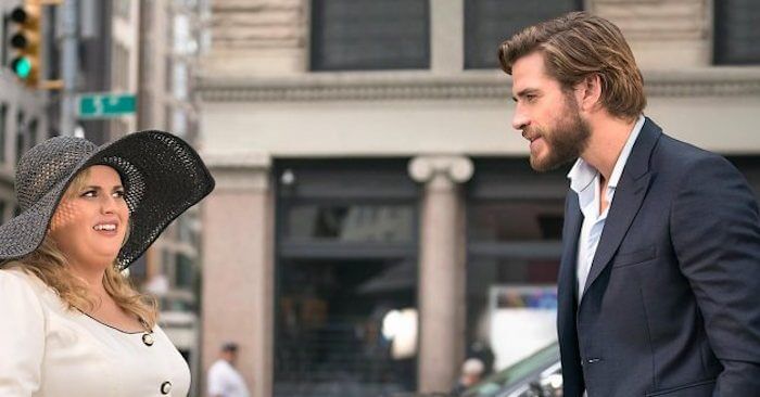 Rebel Wilson e Liam Hemsworth em cena do filme