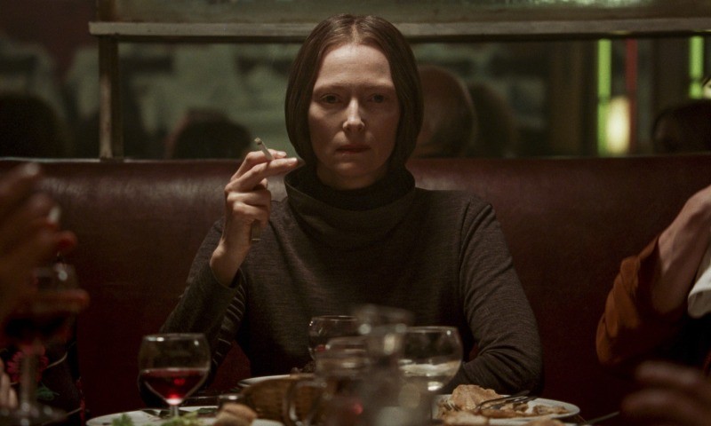 Tilda Swinton interpreta três personagens diferentes no filme Suspíria