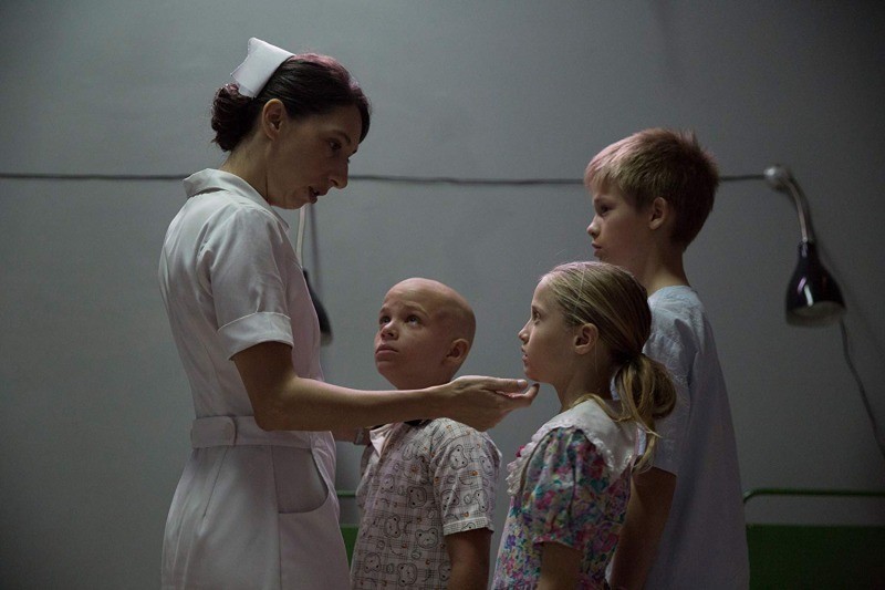 A enfermeira Gladys e alguns dos pacientes da ala infantil