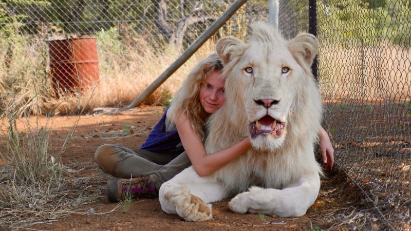 Mia e Charlie em A Menina e o Leão