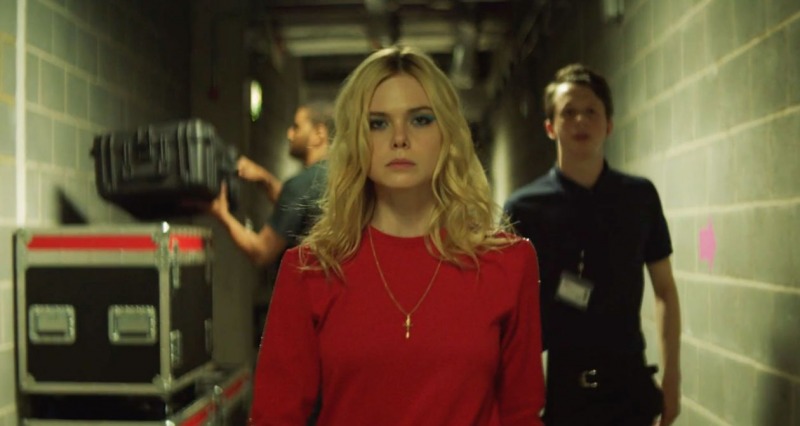 Elle Fanning como Violet em Espírito Jovem