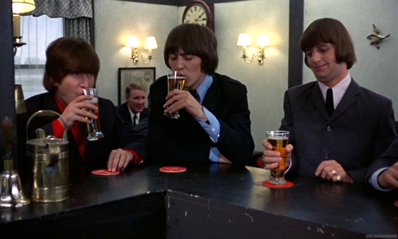John Lennon, George Harrison e Ringo Starr em cena de Help!