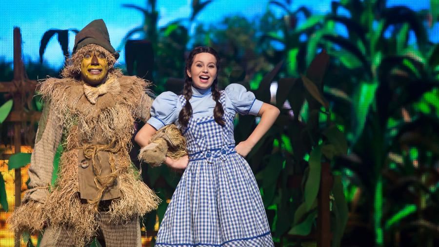 O Espantalho e Dorothy em O Mágico de Oz