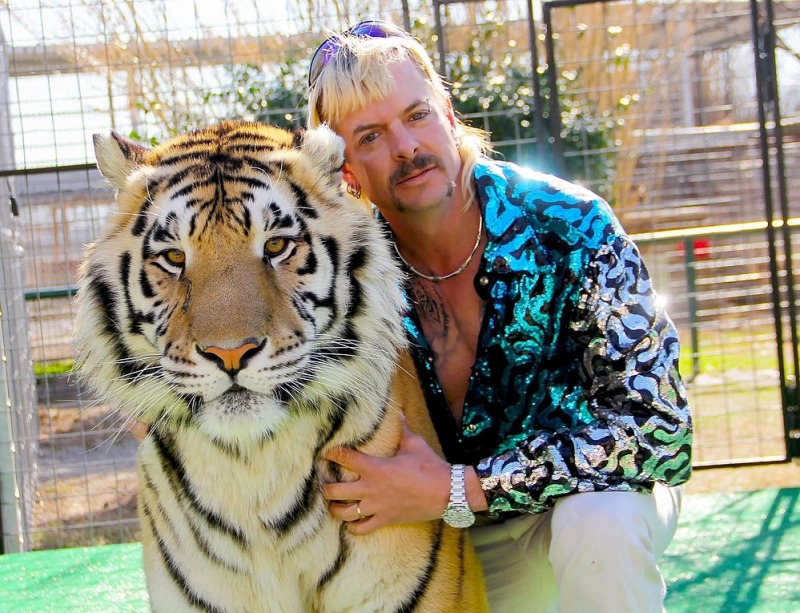 Joe Exotic e um de seus tigres