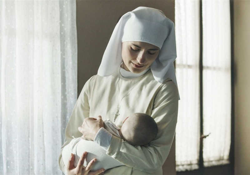 Lidiya Liberman como irmã Paola em Maternal