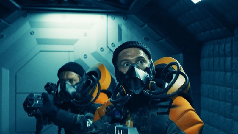 O filme acompanha um grupo de pessoas em uma viagem ao espaço