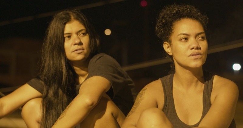 O filme Mato Seco em Chamas acompanha as irmãs Léa e Chitara